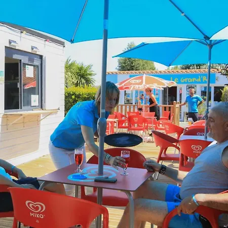 Kemp Mobil Spacieux Avec Terrasse Pour 6 Personnes - Api-1-52-1482 La Faute-sur-Mer